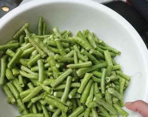豇豆|炒豇豆时,别再焯水了,大厨教你一招,豇豆不变色,营养又入味