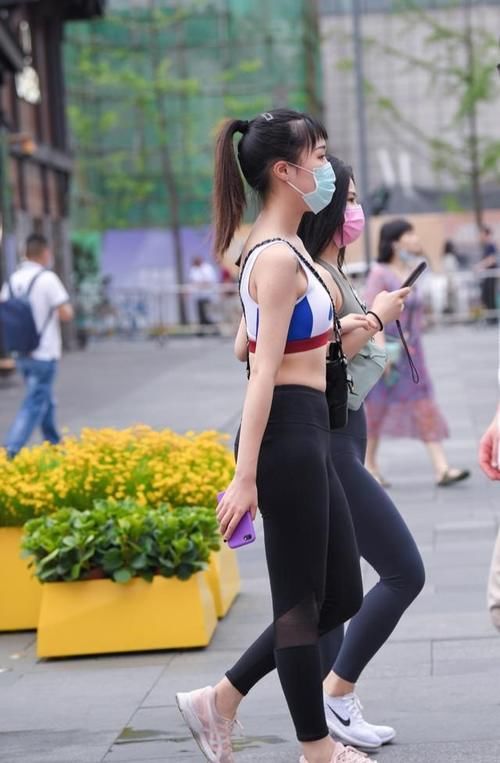 曼妙|美女出街秀曼妙身材，穿瑜伽裤健身是展现运动活力，性感范满满