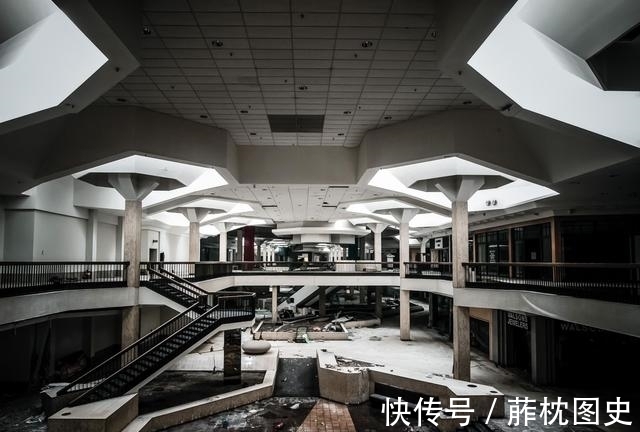 时尚杂志|外国真人秀复刻恐怖片!教你在丧尸吸血鬼杀人狂手下逃生