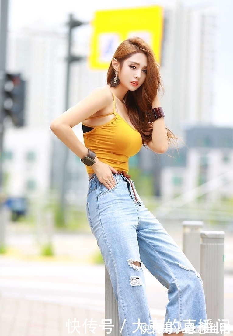 时尚穿搭 时尚穿搭:穿起来非常有线条感的牛仔裤,真是青春靓丽。