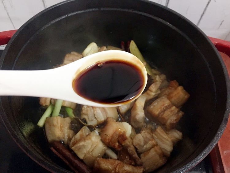 红烧肉不会做?这种做法我用了十几年,肥而不腻,上桌瞬间光盘