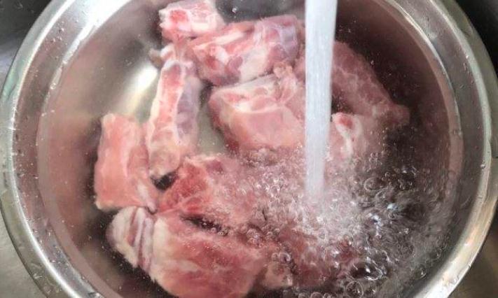 炖排骨汤,加冷水炖还是加热水炖?很多人常做错,难怪汤不鲜