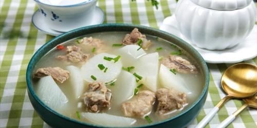 男孩|7岁男孩缺钙停止发育,身高仅1米,儿科医生怒斥:这2种食物别再纵容娃吃