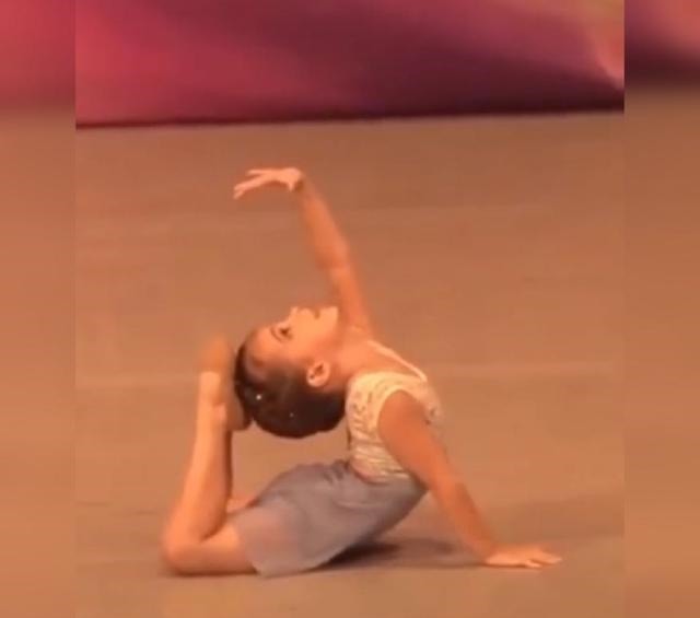 孩子|4岁小姑娘“跳芭蕾”火了,宛若一个小精灵,网友真的想偷过来