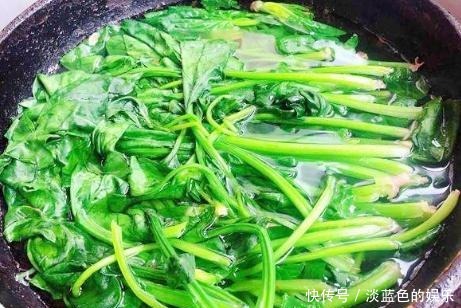 菠菜别炒着吃了,教你新做法,清爽解油腻,营养更健康