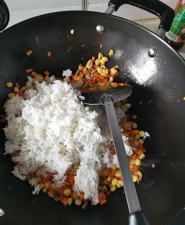 吃完鸡蛋后|外国朋友吐槽中餐吃不饱,看了他点的菜后我笑了:能吃饱才怪