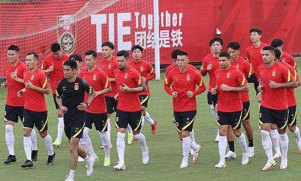 中国足协|国足闹大笑话,陈戌源争议决定引爆质疑,球迷怒批,李霄鹏被坑惨