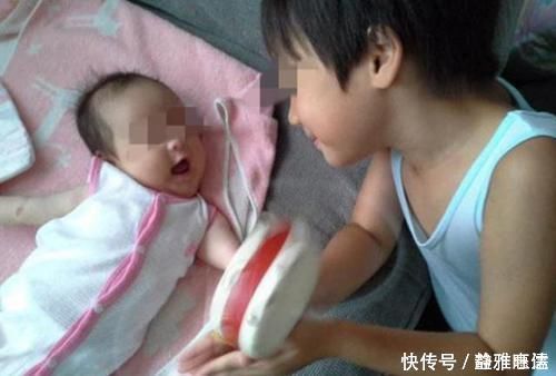 回家|5岁哥哥照顾半岁的妹妹,妈妈买菜回家后,却发现哥哥号啕大哭