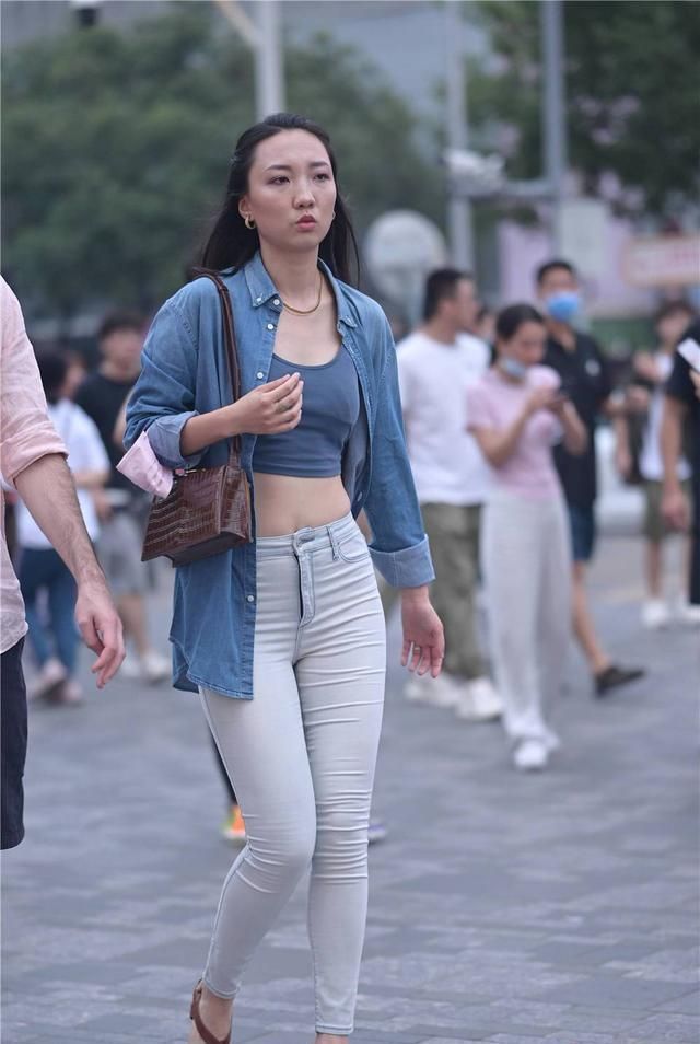 好身材|好身材的姑娘选择紧身牛仔裤,夏季也要有一下自己,穿搭要有特点
