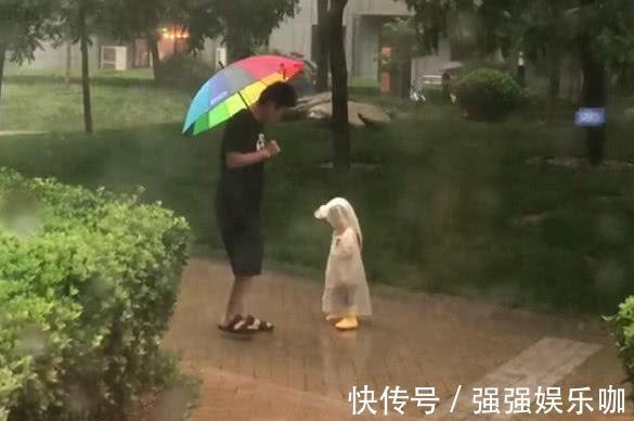 宝宝|“不省心奶爸”带娃一起淋雨火了,奶奶拎着扫把还有3秒到达现场