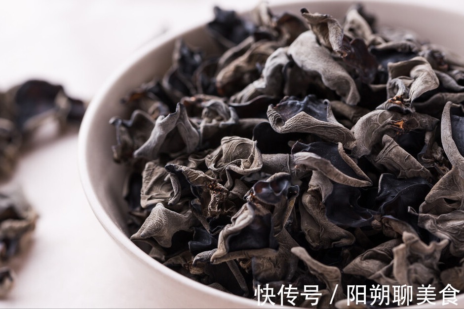 凉拌木耳|泡木耳，用冷水还是热水都不对，大厨教你2招，泡得又快又干净