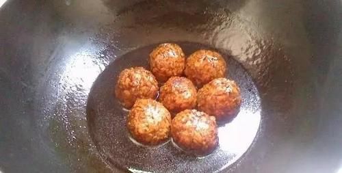 肥而不腻的红烧狮子头是如何做的呢？