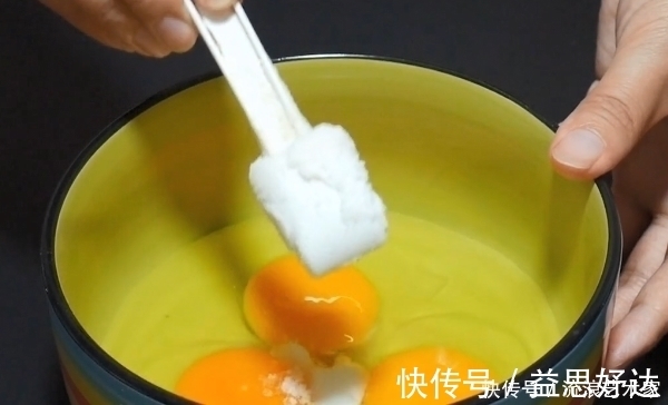 小窍门|水蒸蛋不要直接加水就蒸，教你小窍门，蒸出来鲜嫩爽滑又营养！