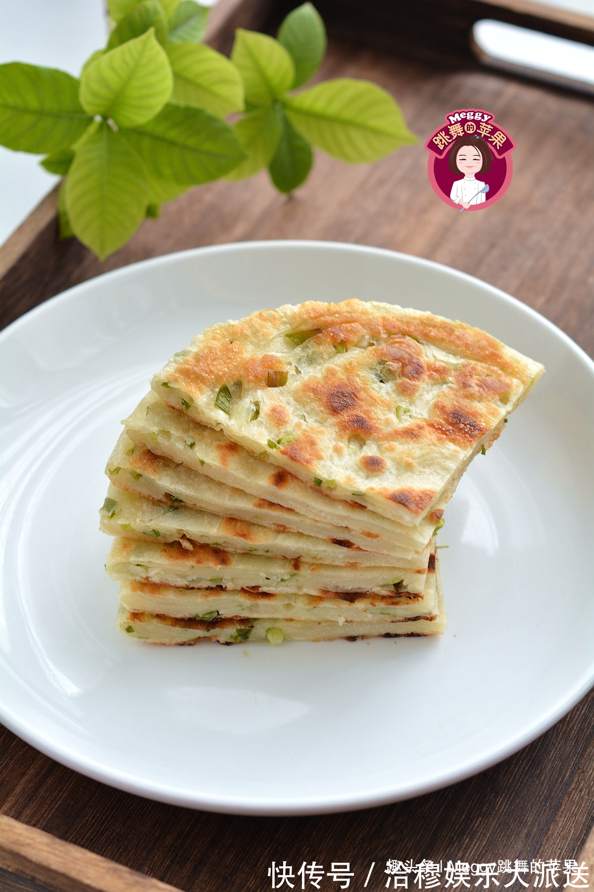 别争了!外酥里嫩的葱花饼,凉水还是热水揉面跟我学,全会了