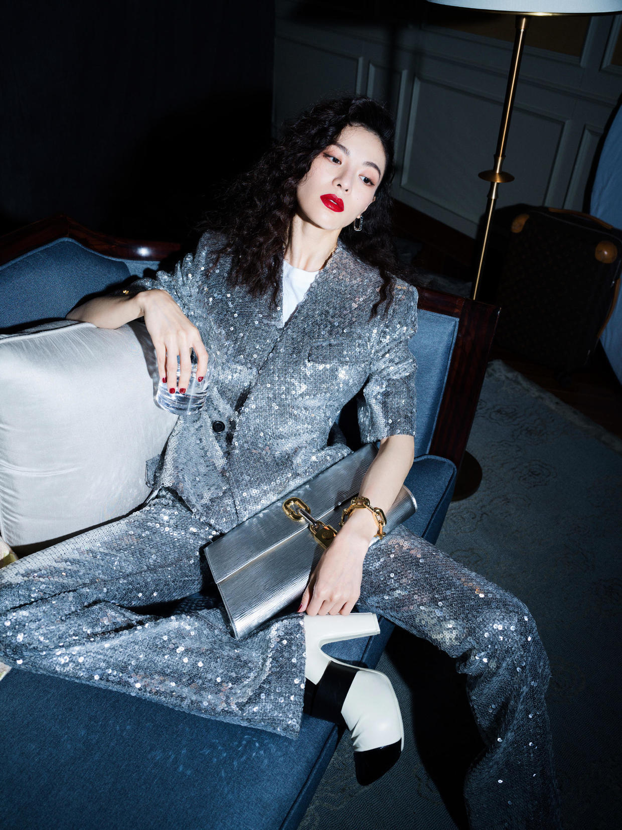 吊带连衣裙|钟楚曦的身材比例太完美,一袭吊带连衣裙性感优雅,美得让人心动