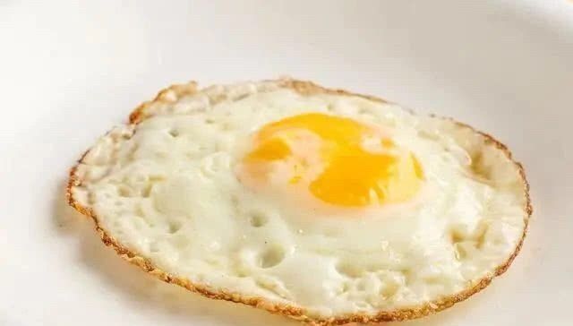 煎荷包蛋热锅凉油加点盐,全程小火酥香嫩又不粘锅