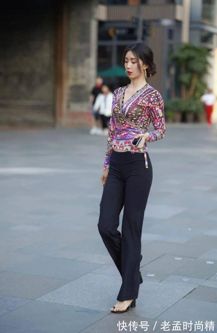 紧身上衣|街拍美女:花色紧身上衣搭配阔腿裤,时尚大气,还减龄,展现成熟女性的魅力