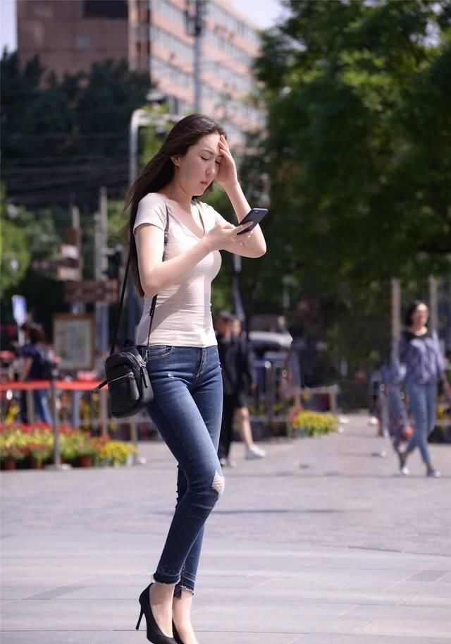 紧身牛仔裤搭配尖头细跟鞋，适合成熟女士日常穿搭，优雅时尚