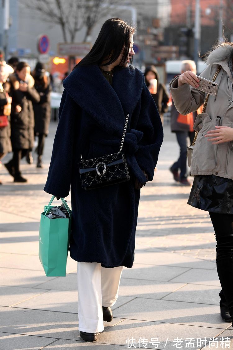 修身牛仔裤|街拍:美女米白色大衣,非常修身的搭配,简单又个性!