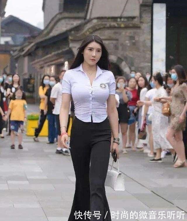 牛仔裤 牛仔裤穿着简单大气，减龄效果很好。它们舒适而略显精致！