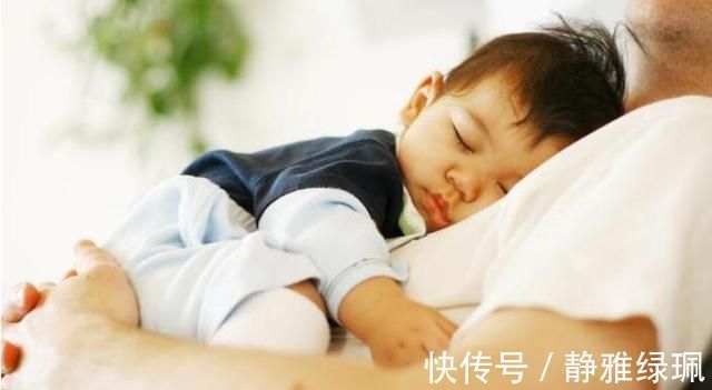 婴儿|婴儿睡觉时喜欢躲在被子里当她妈妈打开被子时,她笑了