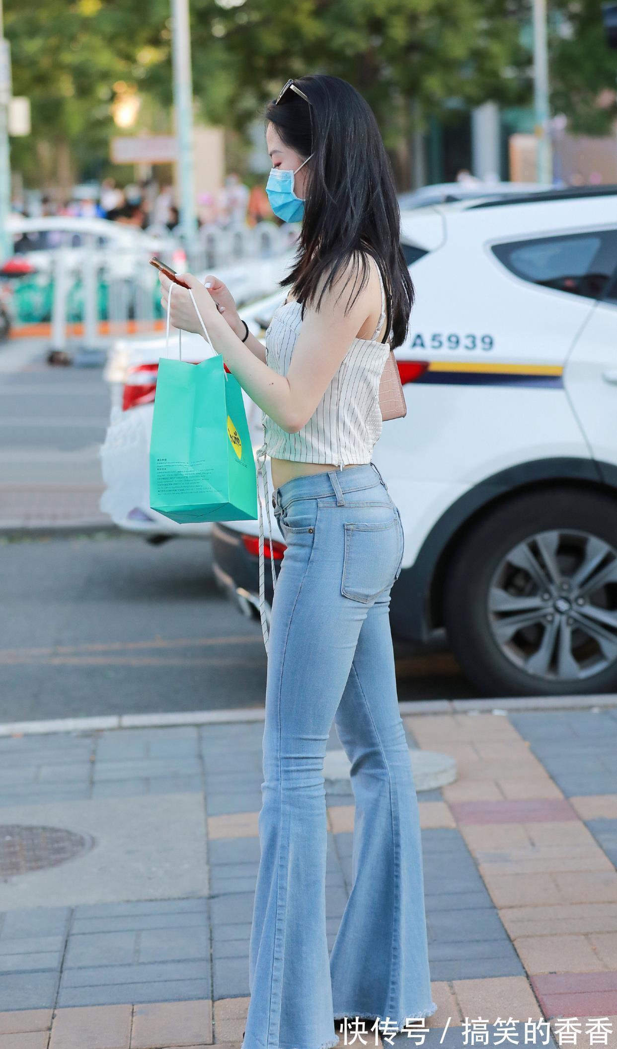 美女 初秋时节穿牛仔裤,搭配吊带上衣和尖头细跟鞋,时髦养眼又显身材