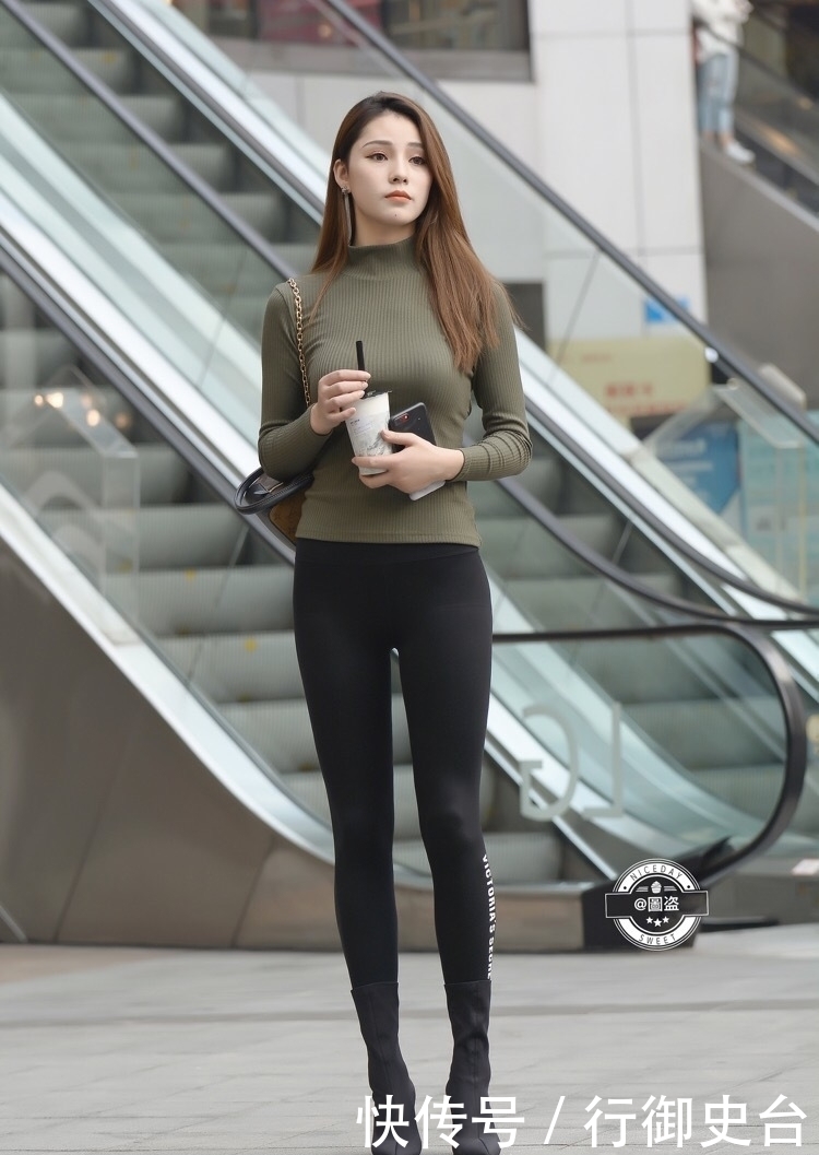 甜美|街拍:时尚紧身上衣搭健美裤,甜美小姐姐身材凹凸有致,美丽极了