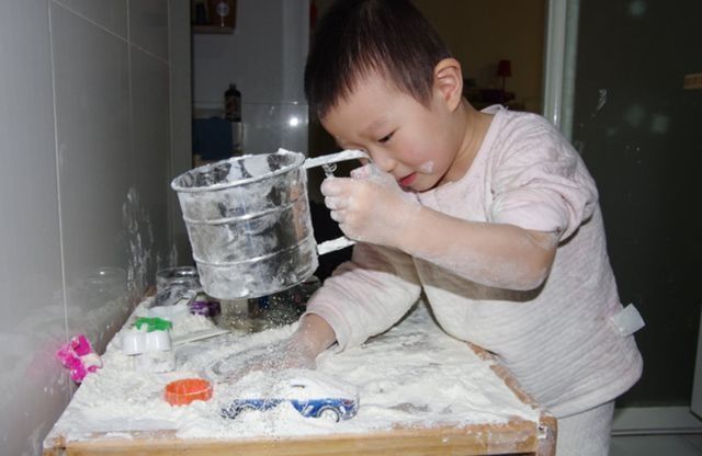 勤劳|5岁“勤劳宝宝”火了,趁奶奶熟睡“蒸馒头”:家里没我能行吗