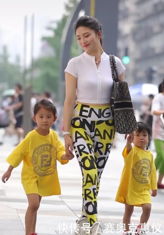 无痕|时髦辣妈白衬衫,配上花纹无痕裤,款式精致,充满童趣