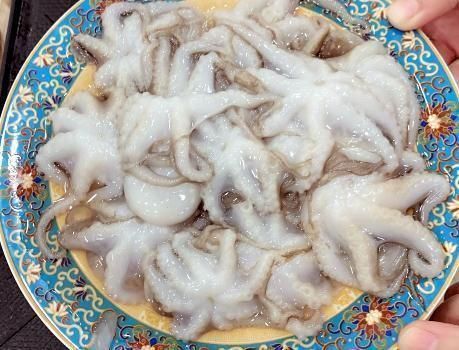 白灼八爪鱼为啥咬不动海边渔民指出做错的步骤,原来这做法才对