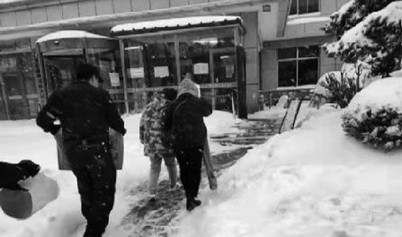 警车|一锹锹挖出“送医通道” 孩子出生小名叫“雪生”