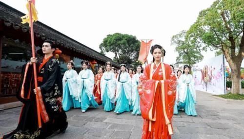 接地气@各科老师穿“汉服”,语文老师古香古韵,历史老师太接地气