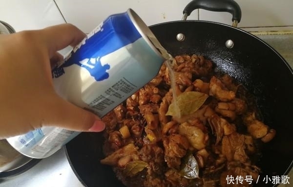 抠门|6个人只吃一盘菜,以为同事抠门,菜一上桌大家纷纷掏出手机