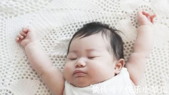 睡姿|为什么婴幼儿睡觉喜欢举手？懂得这3个原因，解开心中疑惑