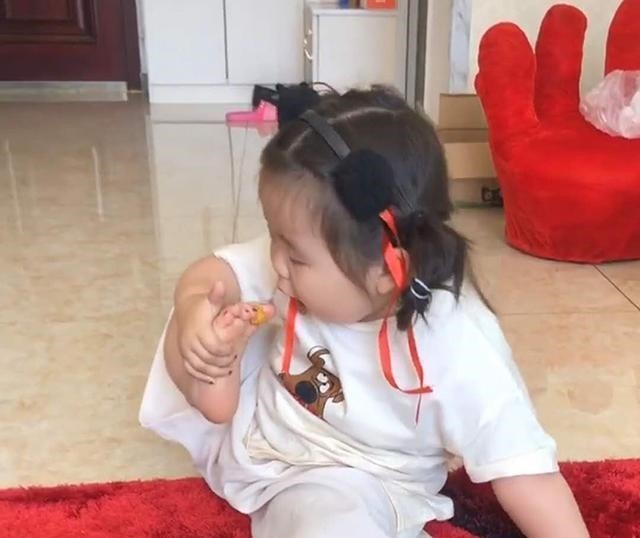 爸爸|爸爸当女儿面抠脚,女儿就此学会一项“绝技”,妈妈看后无法淡定