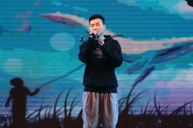 冬天的第二场雪和今晚的校园歌手大赛更配噢～