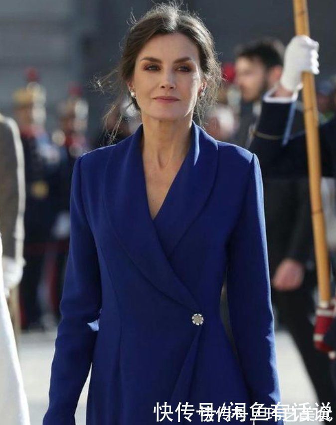 针织衫|西班牙王后盘起头发更惊艳,穿超长大衣优雅大气,这才是王室风范