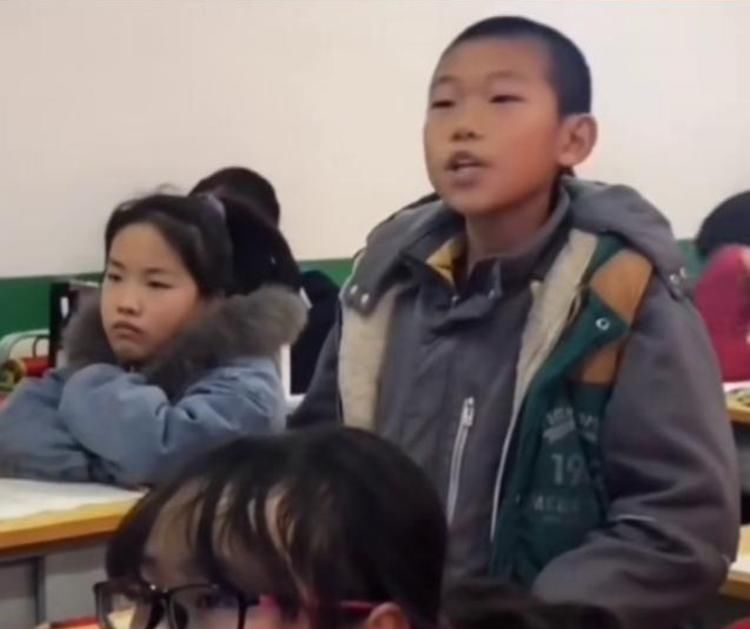  情景|李玉刚称赞唱《游山恋》的小学生，并表示想到自己小时候唱歌的情景