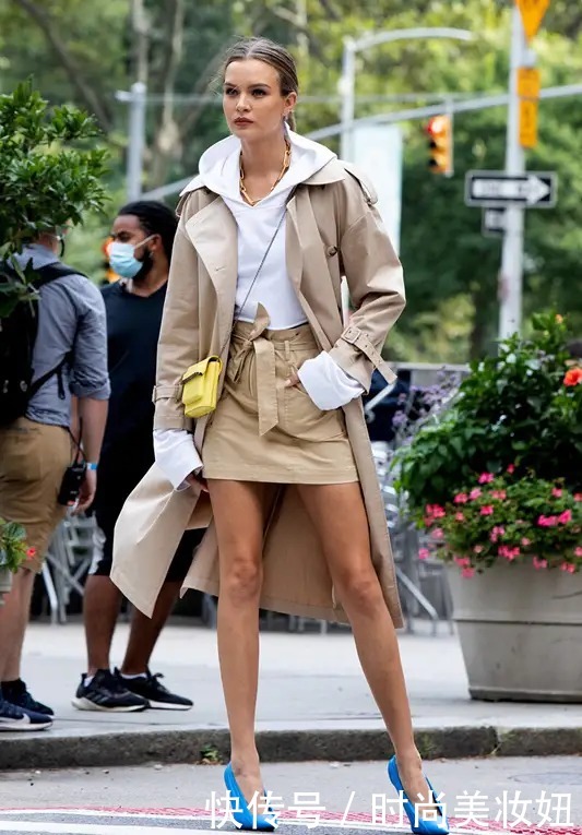 搭配|林峯老婆真懂高级穿搭技巧,风衣配牛仔裤,穿出满满的大牌范