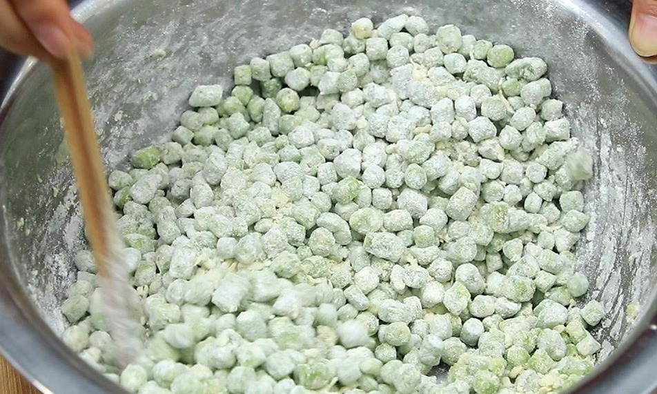 豆角粒打入一个鸡蛋，厨师长教你蒸豆角技巧，不粘连不坨块又清脆