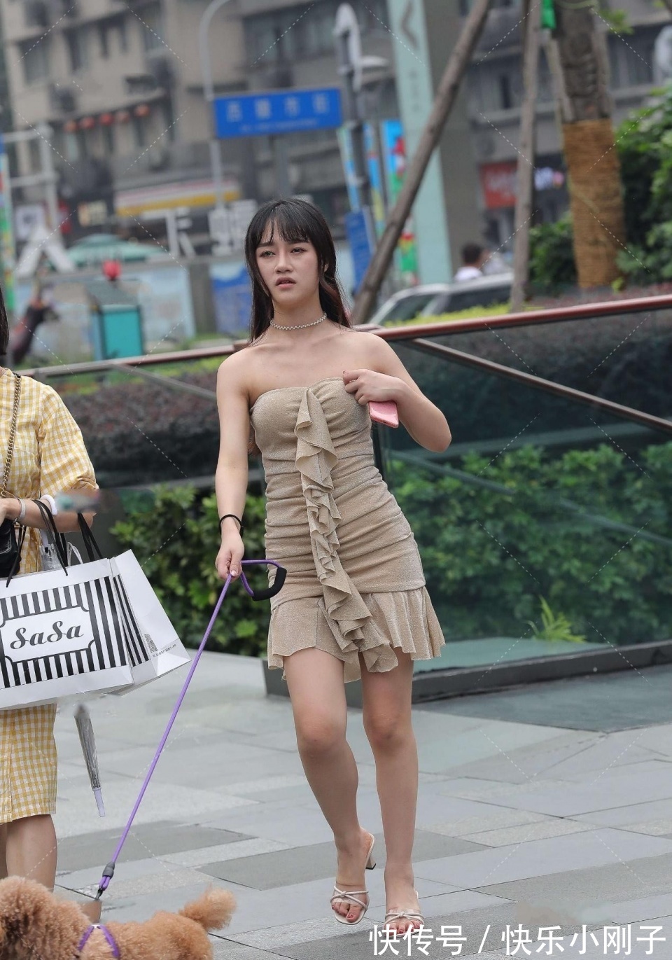 莲花叶|两位小姐姐一起逛街，穿搭都很时尚大方，看上去很可爱