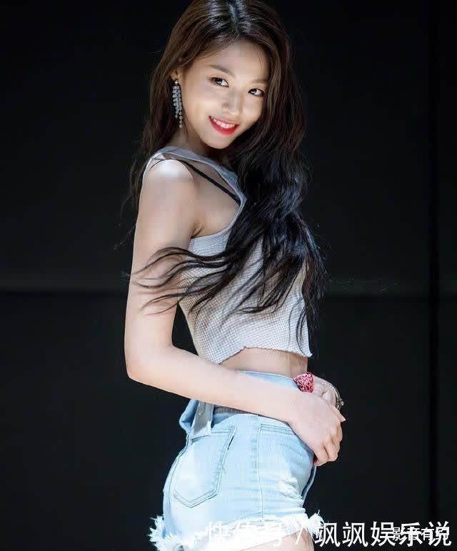 美女 清纯阳光的时尚美女,白色背心搭配蓝色牛仔短裤,展现青春活力感