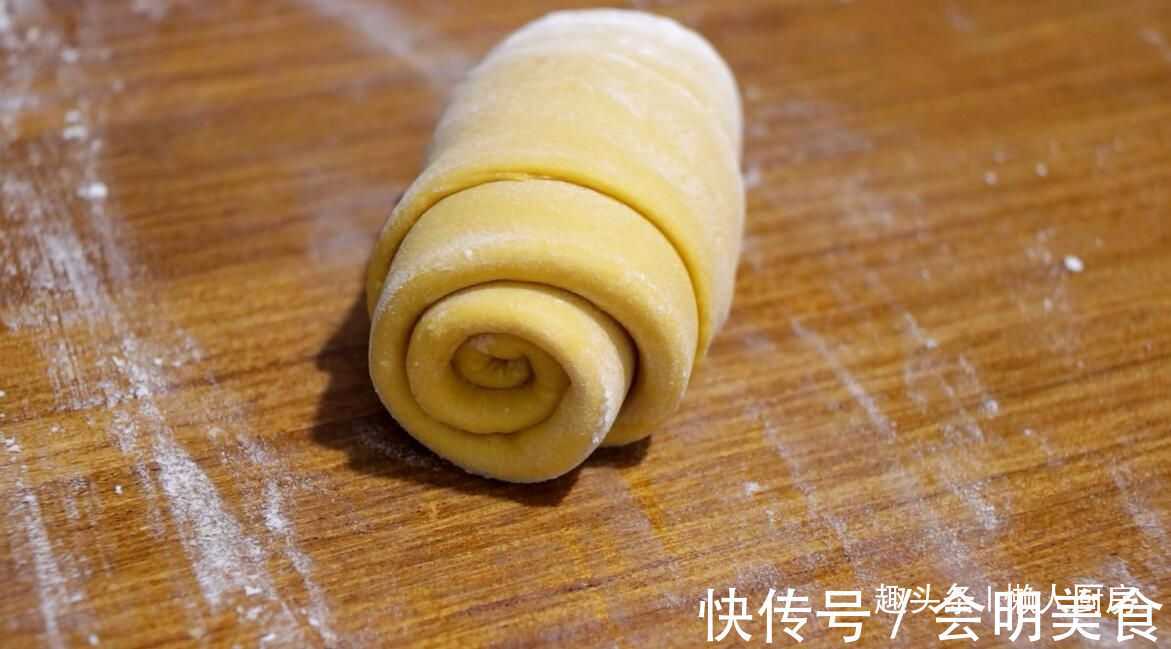 一块南瓜,一碗面粉,教你用电饭锅做好吃的南瓜花卷,比蒸的好吃