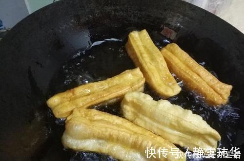 炸油条|炸油条加酵母是大错特错，老师傅教你正宗配方，油条根根蓬松酥脆