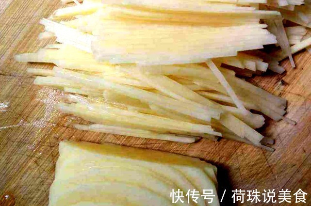 教你自己炒土豆丝,掌握方法后,你做的土豆丝比饭店的更好吃