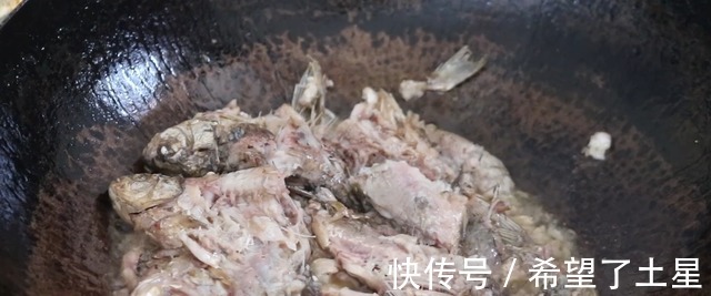 野生鲫鱼独特做法，做法很少见，上桌连鱼骨头渣都不剩！