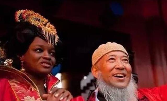 混血儿子$53岁画家杨彦:娶21岁非洲学生,生了俩混血儿后,为何皈依佛门?