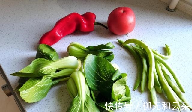 北方人离不开面食,天冷更想吃面食,就爱喝这口鲜香的热汤!