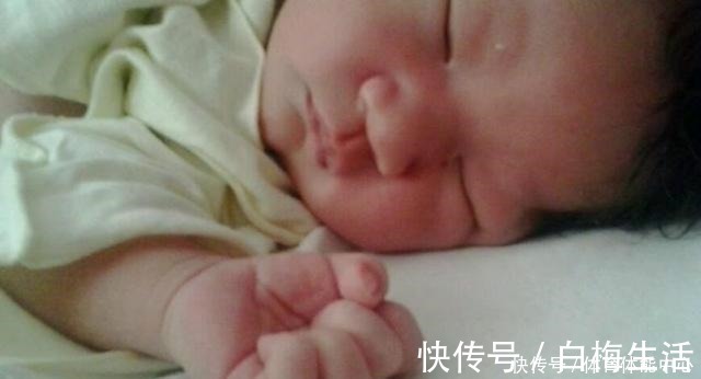 家长|婴儿握着小拳头好不好产科医生到这个月,家长就得帮忙打开了!
