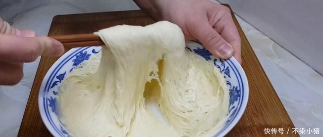 以后面粉就这样做,撒1把葱花,比鸡蛋饼还好吃,学会自己当老板